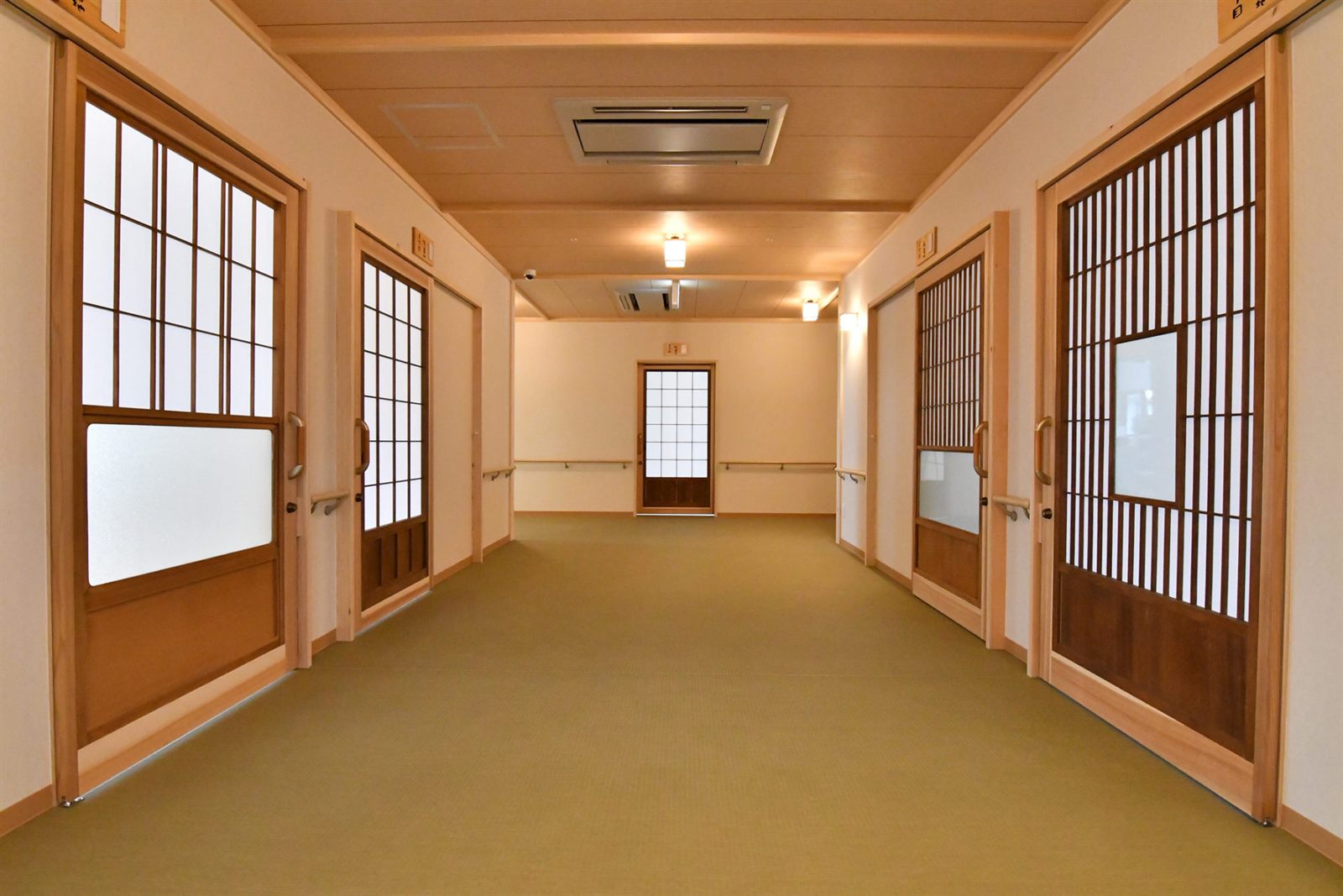 障子戸が並ぶ明るい廊下