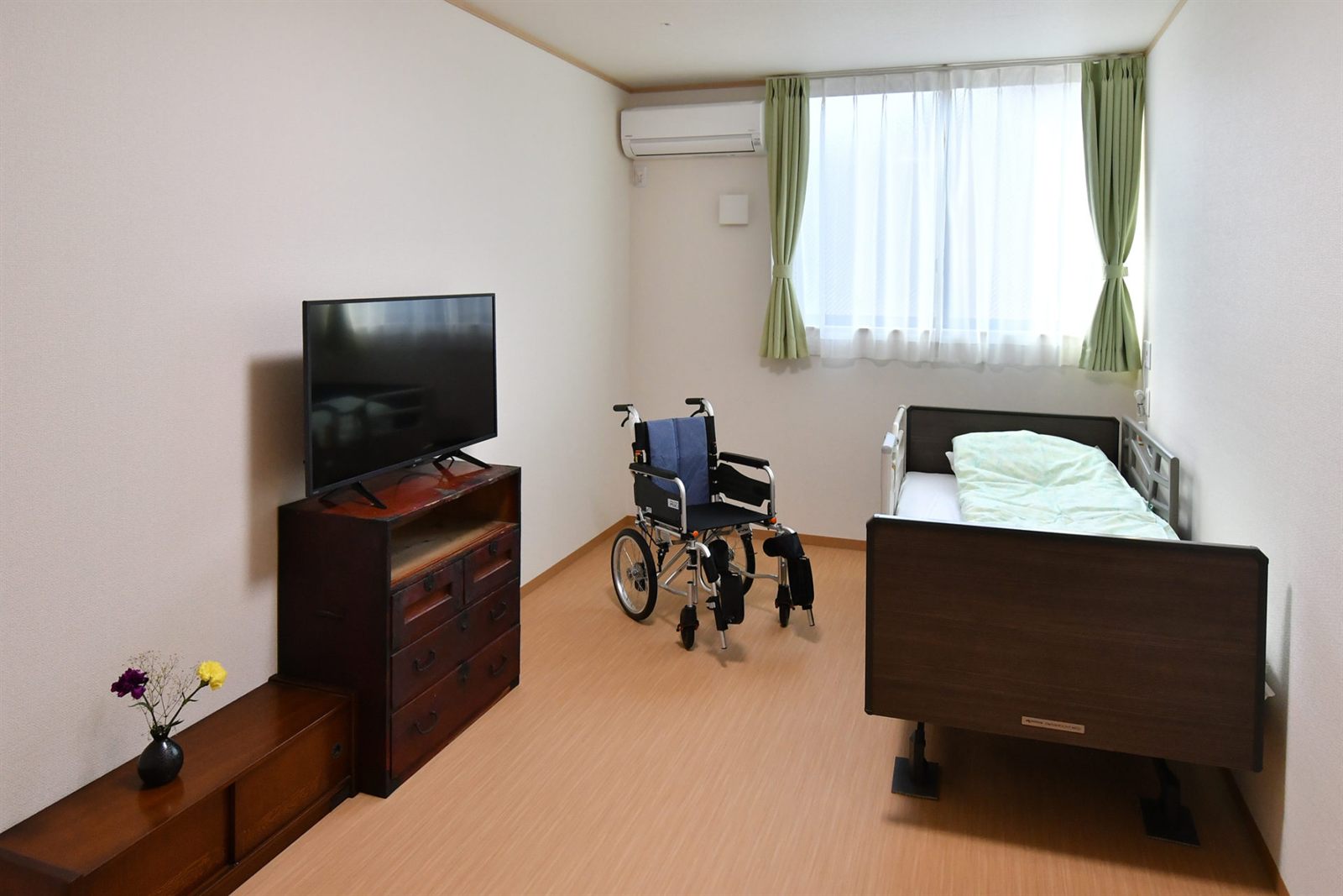 ベッドとテレビを備えた個室