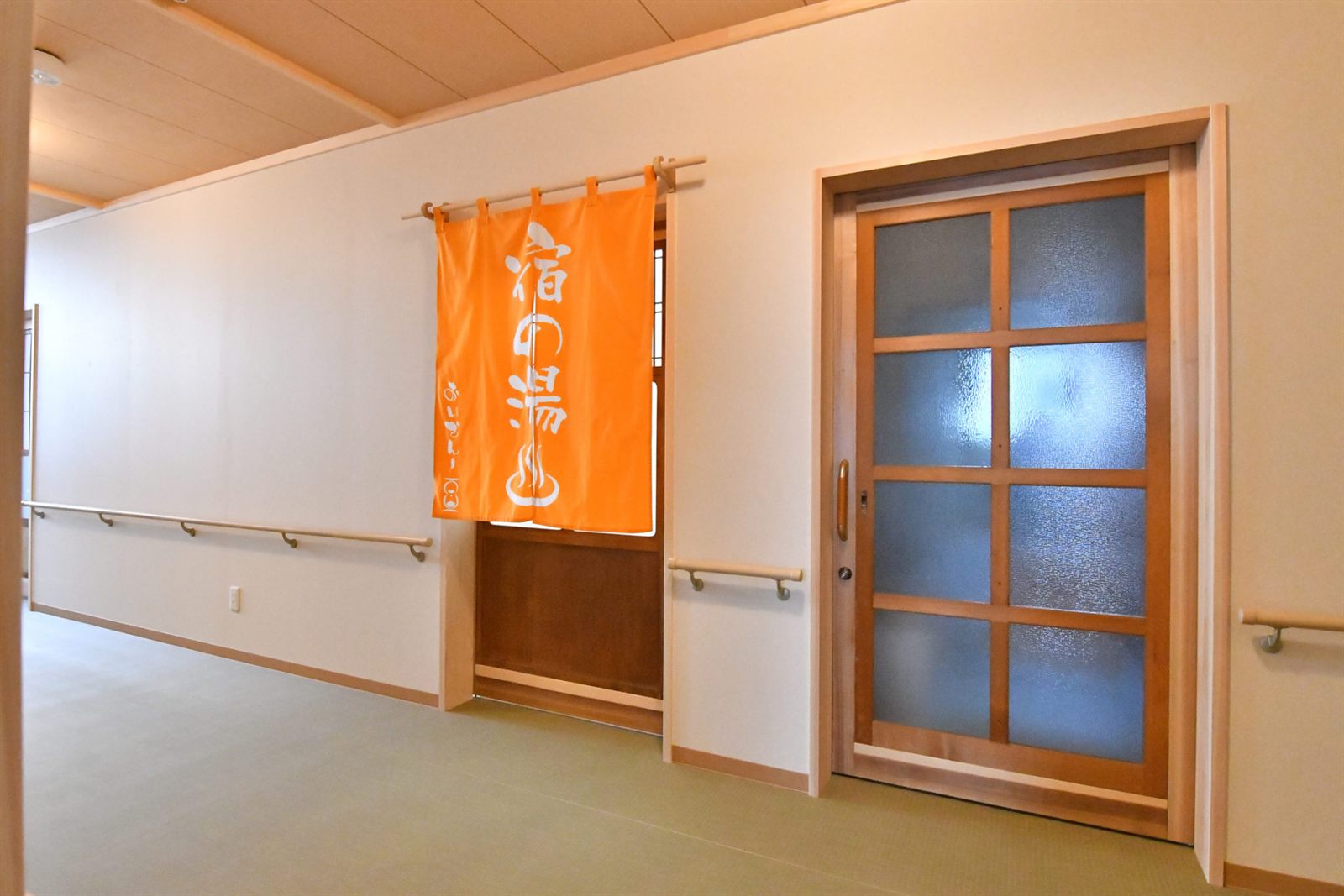 「宿の湯」の暖簾がかかる浴室の入口